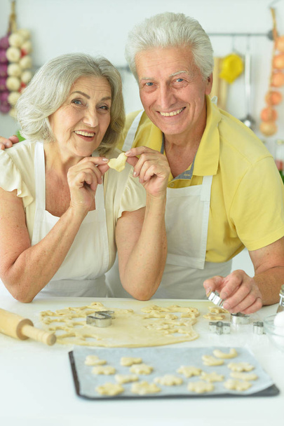 senior couple cuisson dans la cuisine à la maison
 - Photo, image