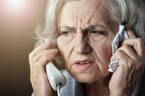 Retrato de una mujer mayor alterada llamando al médico
  - Foto, Imagen