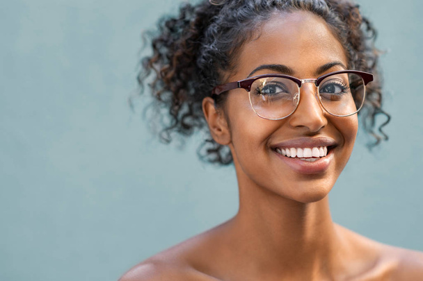 Beautiful black woman wearing eyeglasses - Fotoğraf, Görsel