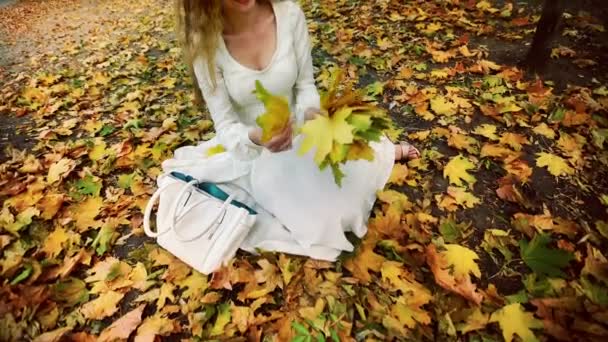 Осенняя девушка в стиле моды и стиля жизни
 - Кадры, видео