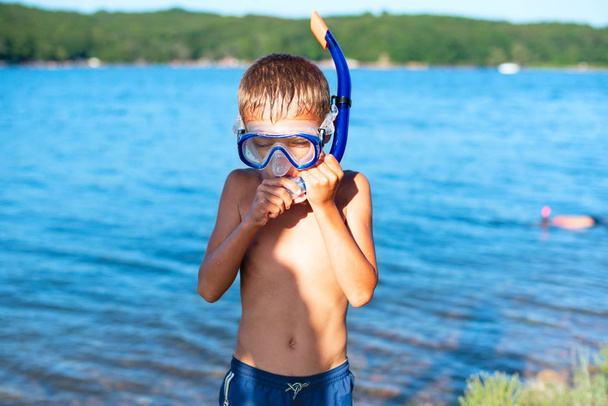 Chłopiec w maska do nurkowania na plaży Turystyka morska podróży - Zdjęcie, obraz
