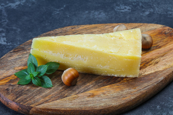 Parmezán sajt, bazsalikommal és diófélékre - Fotó, kép