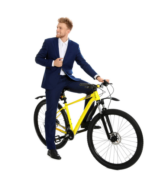 Giovane uomo d'affari con bicicletta su sfondo bianco
 - Foto, immagini