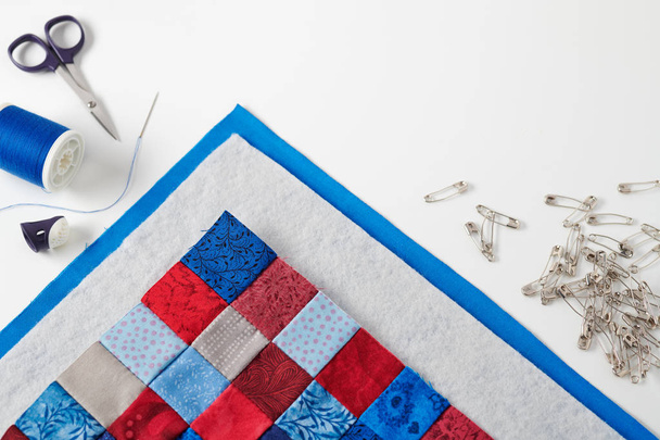 Assembling of a quilt sandwich, curved basting pins and sewing accessories - Foto, afbeelding
