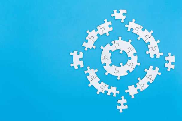 Witte puzzelstukjes op een blauwe achtergrond, kopieer ruimte, concept im - Foto, afbeelding
