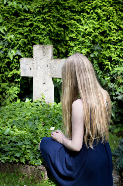 młoda dziewczyna na cmentarzu - Zdjęcie, obraz
