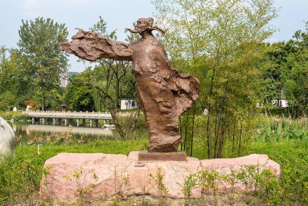 Dufu chinese poet statue in HuanHuaXi public park - 写真・画像