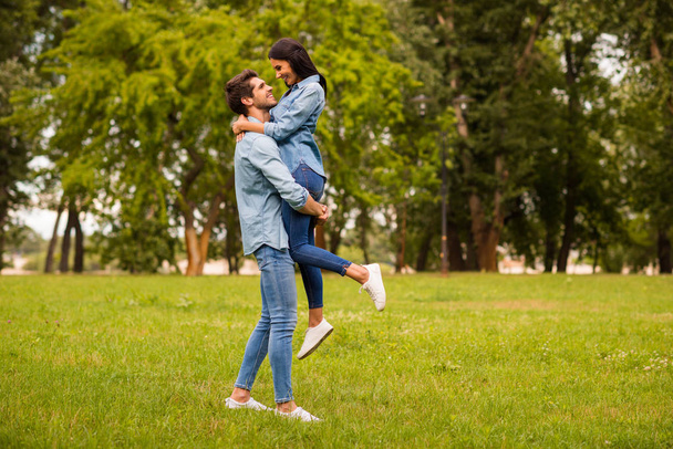 Full length profile photo of overjoyed pair in green park celebrating anniversary wear casual denim outfit - Foto, afbeelding