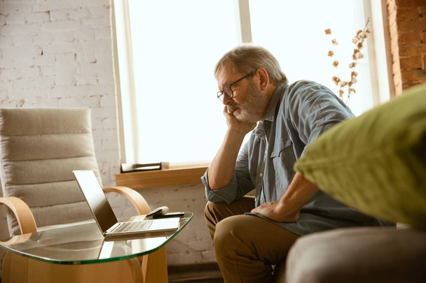 Idős férfi dolgozó laptop otthon-fogalma otthoni tanulás - Fotó, kép
