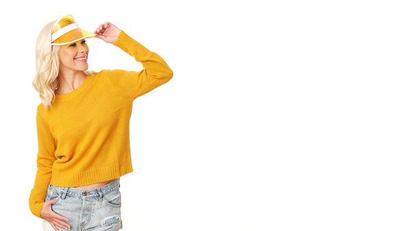 Ευτυχισμένο κορίτσι με κίτρινο πουλόβερ απομονώνεται σε λευκό φόντο. - Φωτογραφία, εικόνα