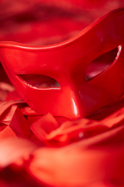 Carnaval rode masker voor vakantie op donkere achtergrond  - Foto, afbeelding