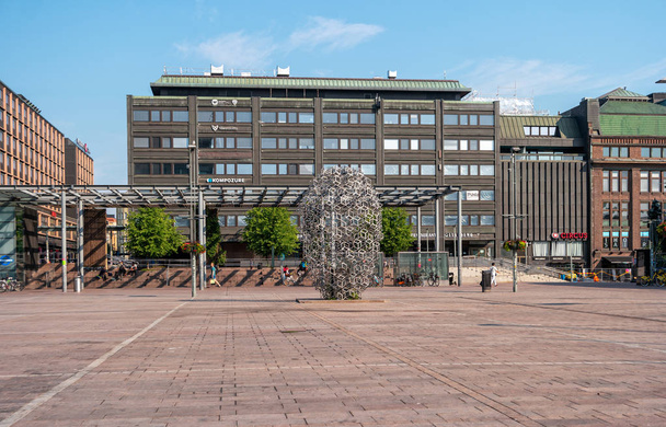 Helsinki, Finland - June 21, 2019: Entrepreneurs monument on Plaza Narinkka. Modern architecture in the center of the Finnish capital. - Foto, Imagem