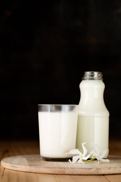 Szklanka mleka i butelka świeżego mleka - Zdjęcie, obraz