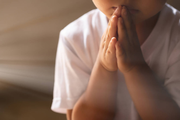 Ασιατικό αγόρι προσεύχεται το πρωί - Φωτογραφία, εικόνα