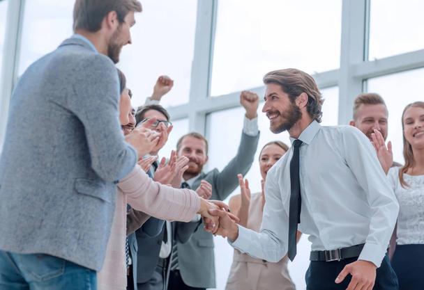 Корпоративная группа сотрудников поздравляет друг друга с победой - Фото, изображение