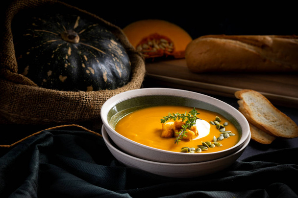 居心地の良い環境で暖かいカボチャのスープ - 写真・画像