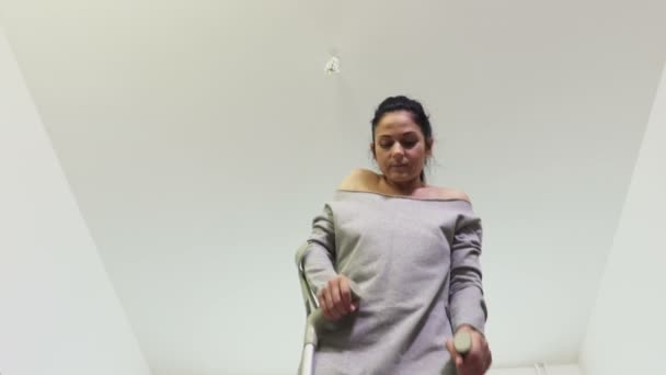  Donna disabile con stampelle in camera vuota
 - Filmati, video