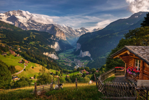 Долина Лаутербруннен в швейцарских Альпах, вид с альпийской деревни Венген - Фото, изображение