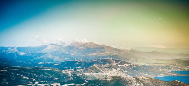 Ανεμοστρόβιλος στο βουνό από τη θάλασσα  - Φωτογραφία, εικόνα