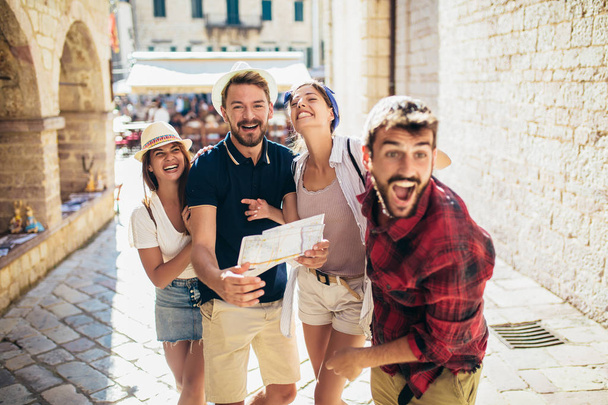 Onnellinen ryhmä turisteja matkustaa ja sightseeing
 - Valokuva, kuva