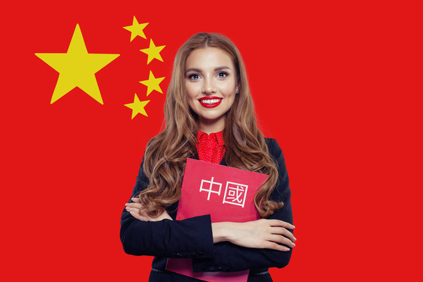 Scuola di lingua cinese. Bella donna sorridente con bandiera della Cina
 - Foto, immagini