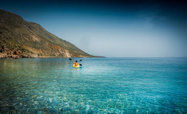 Canoë touristique dans la mer bleue des îles grecques, Grèce
 - Photo, image