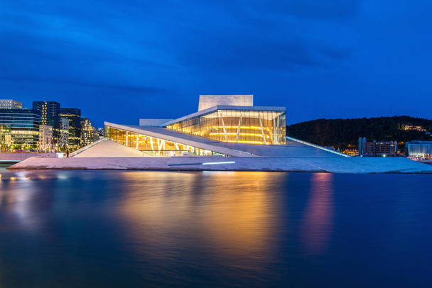 Νυχτερινή θέα της όπερας του Όσλο. Το σπίτι της νορβηγικής Εθνικής Όπερας και μπαλέτου. Νορβηγία - Φωτογραφία, εικόνα
