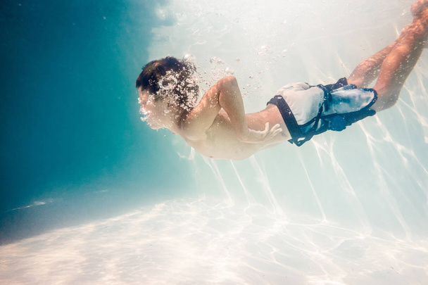 Niño nadando bajo el agua - Foto, imagen