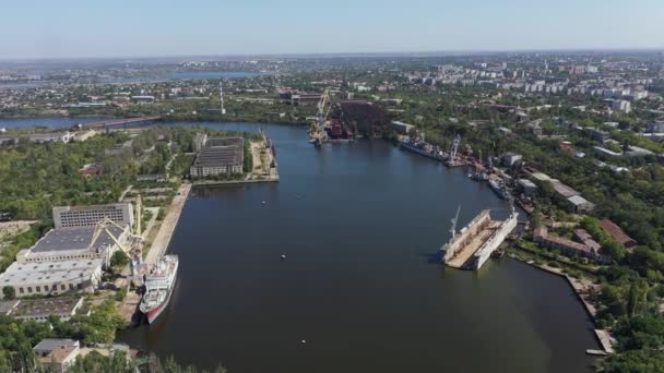 Εναέρια θέα του Dock για επισκευή πλοίων και σκαφών σε Nikolaev. - Πλάνα, βίντεο