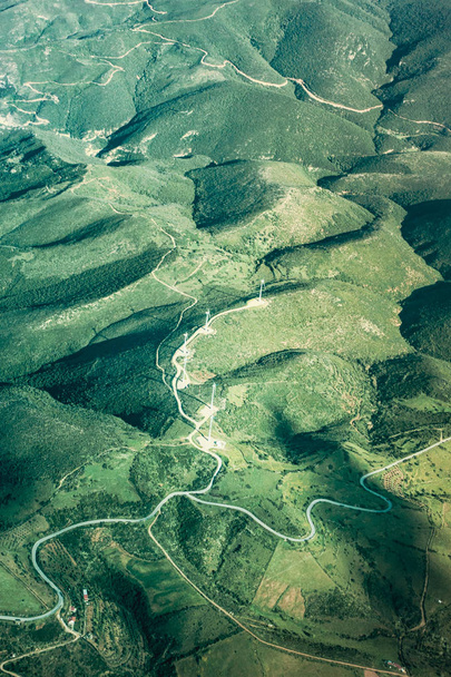 Vue aérienne du champ agricole et de l'éolienne
 - Photo, image