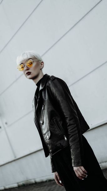 Portrait of woman with white hair and glasses. Modern urban style - Foto, Bild