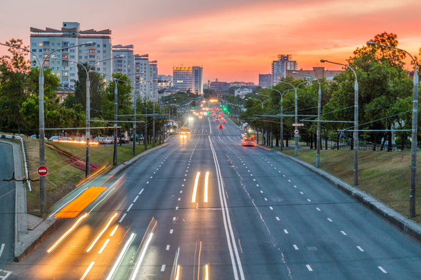 Вид на захід від партизанського проспекту в Мінську, Білорусь - Фото, зображення