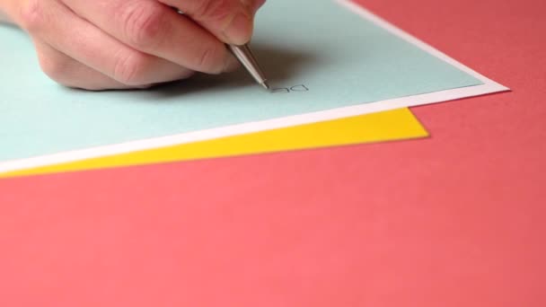 Renkli kağıt üzerinde Noel Baba'ya mektup yazarak gümüş kalem ile el. Yakın çekim - Video, Çekim