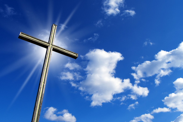 хрест на фоні блакитного неба
 - Фото, зображення
