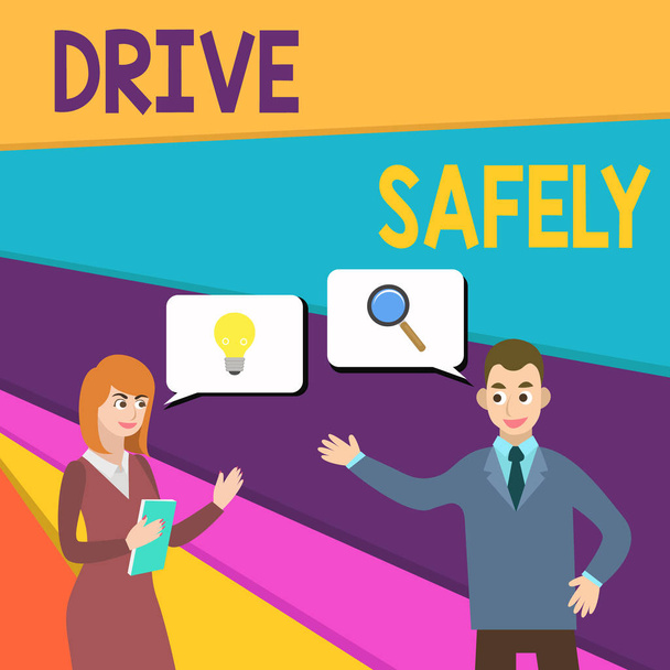 ドライブを安全に示すテキスト記号。概念写真あなたは、道路のルールに従い、法律を遵守する必要があります ビジネスパートナーの同僚が共同で問題解決策を求めてアイデアを生成します. - 写真・画像