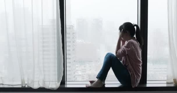 ženská pláče poblíž okna - Záběry, video