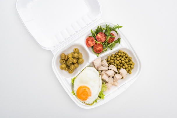 Ansicht des Ökopakets mit Gemüse, Fleisch, Spiegelei und Salat auf weißem Hintergrund  - Foto, Bild
