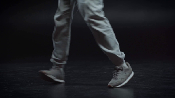 vista cortada do homem em sportswear dançando no preto
  - Filmagem, Vídeo