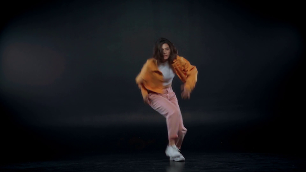 привлекательная и стильная женщина танцующая на черном
 - Кадры, видео