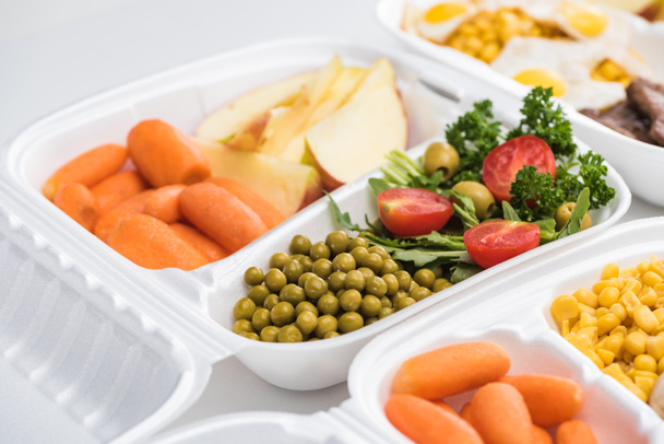 enfoque selectivo del paquete ecológico con verduras, manzanas y ensalada sobre fondo blanco
  - Foto, Imagen