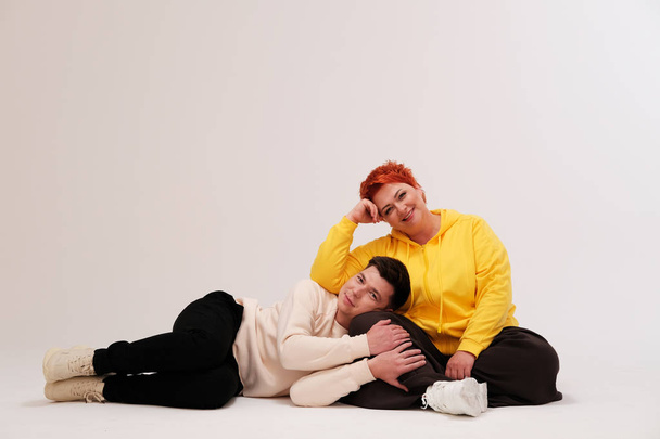 studio portrait of funny couple posing on plain background - Foto, Imagen