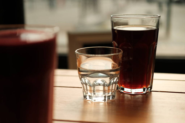склянки свіжої холодної вареної чорної кави і чистої води на столі кафе
 - Фото, зображення