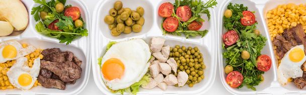 plan panoramique des emballages écologiques avec pommes, légumes, viande, œufs frits et salades sur fond blanc
  - Photo, image