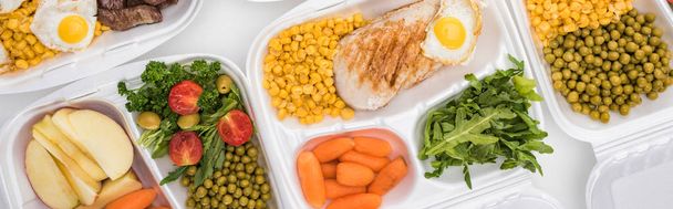 plan panoramique des emballages écologiques avec pommes, légumes, viande, œufs frits et salade sur fond blanc
  - Photo, image