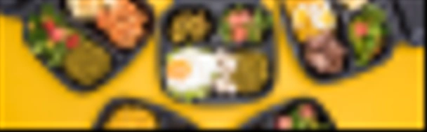 plano panorámico de paquetes ecológicos con verduras, manzanas, carne, huevos fritos y ensaladas aisladas en amarillo
     - Foto, imagen
