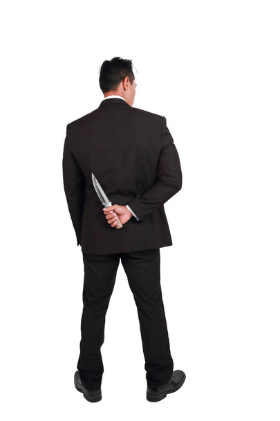 portrait homme d'affaires tenir couteau sur le dos isolé sur fond blanc (en comparant concept de trahison
) - Photo, image