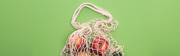 top view of apples in eco friendly bag isolated on green - Foto, afbeelding