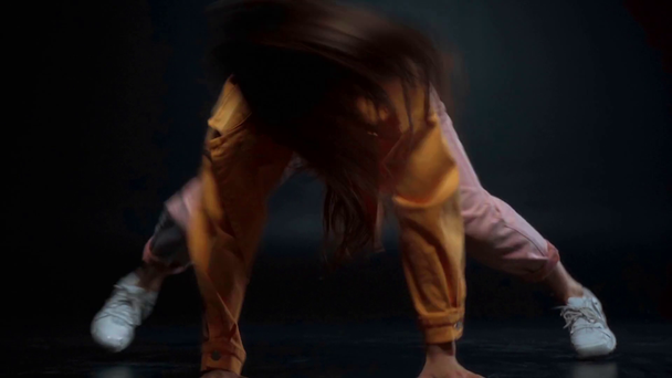 όμορφη γυναίκα που τεντώνεται και χορεύει στο μαύρο  - Πλάνα, βίντεο