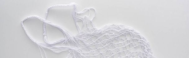 верхний вид пустой белый экологически чистый мешок струны изолированы на белый, панорамный снимок
 - Фото, изображение