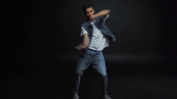 encaracolado homem americano africano em jeans jeans denim dançando em preto
  - Filmagem, Vídeo